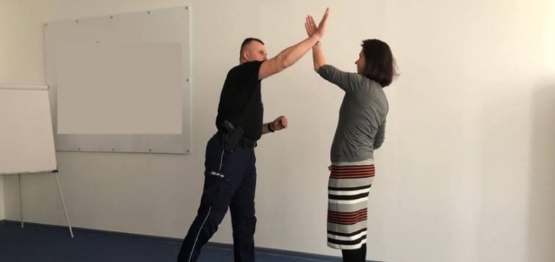 „Bezpieczna kobieta”. Pracownice poznały techniki samoobrony