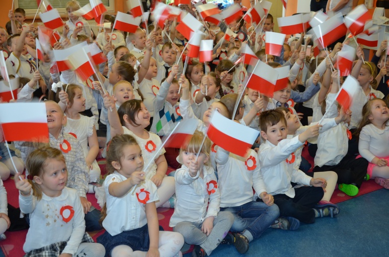 Dzieci świętowały Dzień Flagi. Uroczysta akademia w Przedszkolu nr 1