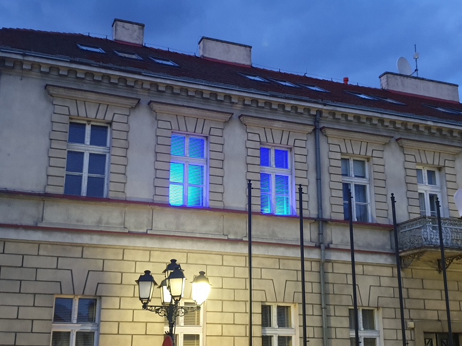 Most i gabinet prezydenta podświetlony na niebiesko. „Szkoły nie zamykają drzwi przed małymi diabetykami”
