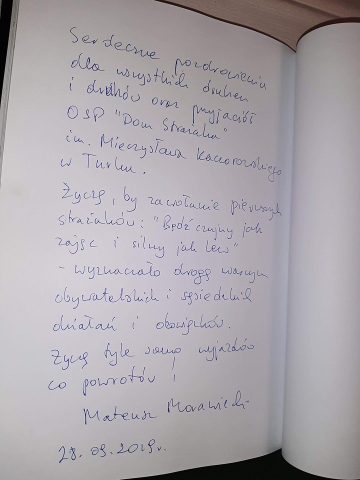 „Dobra zmiana” również w ortografii? Premier wpisał się do pamiątkowej księgi