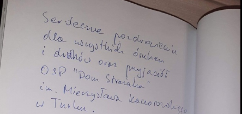 „Dobra zmiana” również w ortografii? Premier wpisał się do pamiątkowej księgi