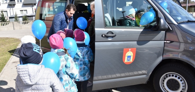 Przedszkole Samorządowe dostało samochód. Przetestowały go już przedszkolaki 