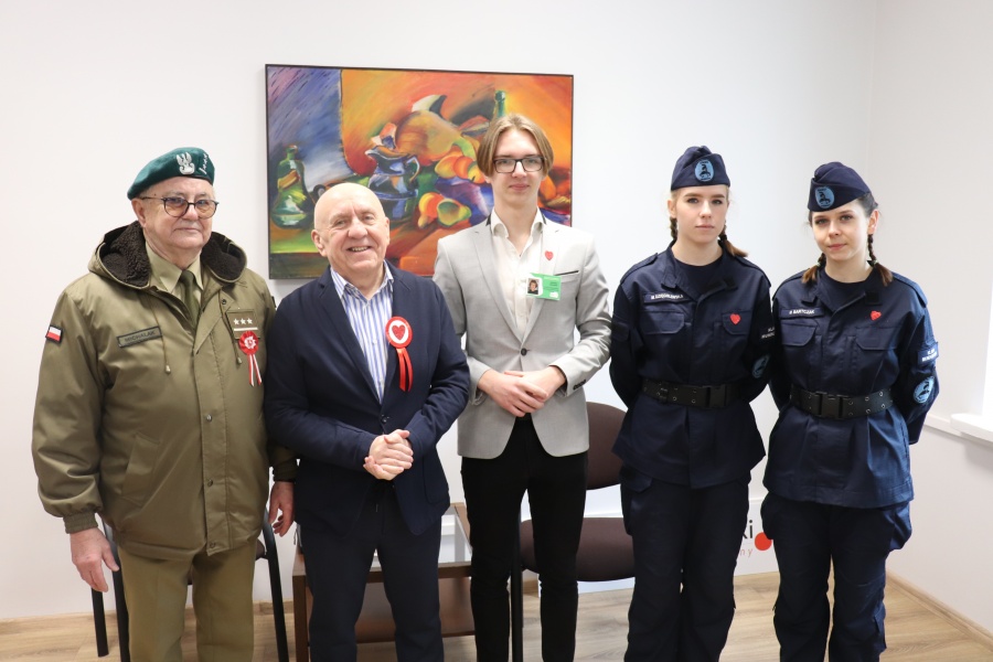 Walentynkowe serduszka od seniorów i młodzieży. Odwiedzili naszą redakcję 