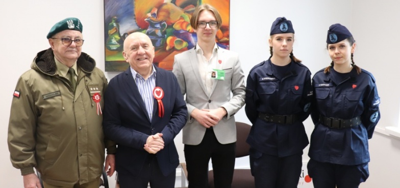 Walentynkowe serduszka od seniorów i młodzieży. Odwiedzili naszą redakcję 
