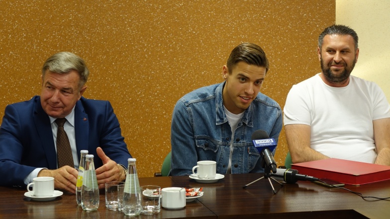 Odebrał gratulacje od burmistrza. Jan Bednarek bramkę zadedykował dziewczynie i rodzinie (FILM)