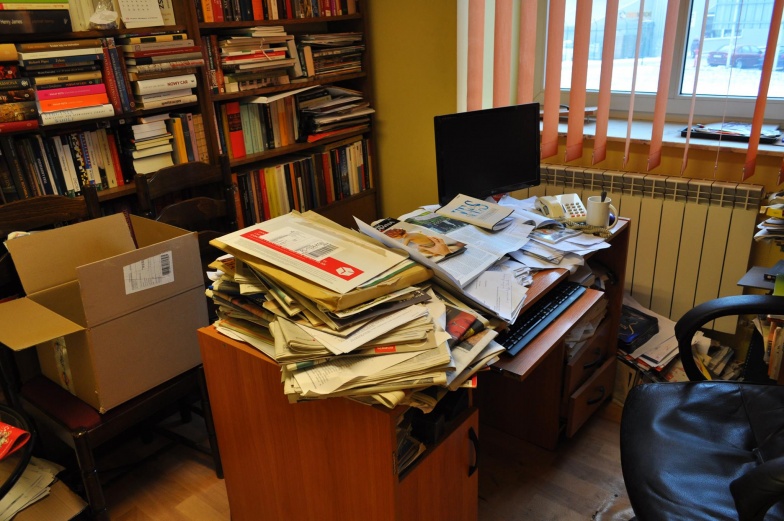Dziś Dzień Sprzątania Biurka. Łatwiej pracować w bałaganie czy w sterylnym otoczeniu? 