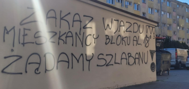 Napis na garażu pojawia się i znika. Tym razem z żądaniem szlabanu!