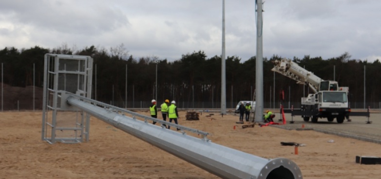 Montują wieże oświetleniowe na przebudowywanym stadionie 