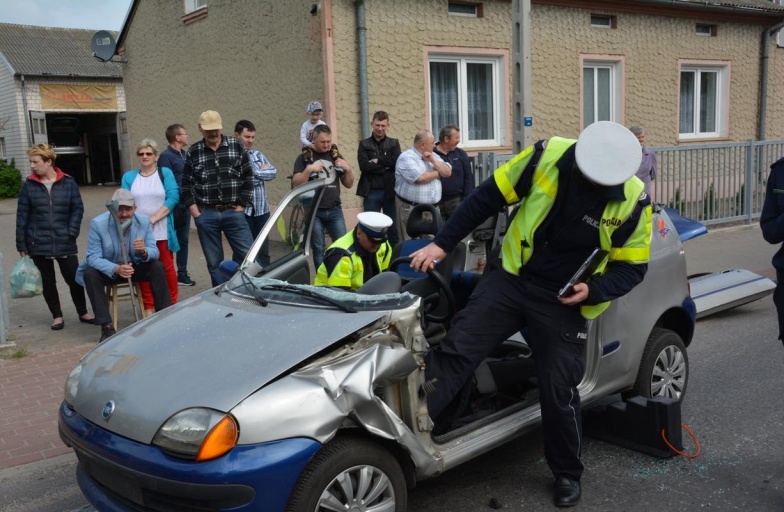 Policjanci i strażacy ćwiczyli i ostrzegali.  Wypadek przed szkołą