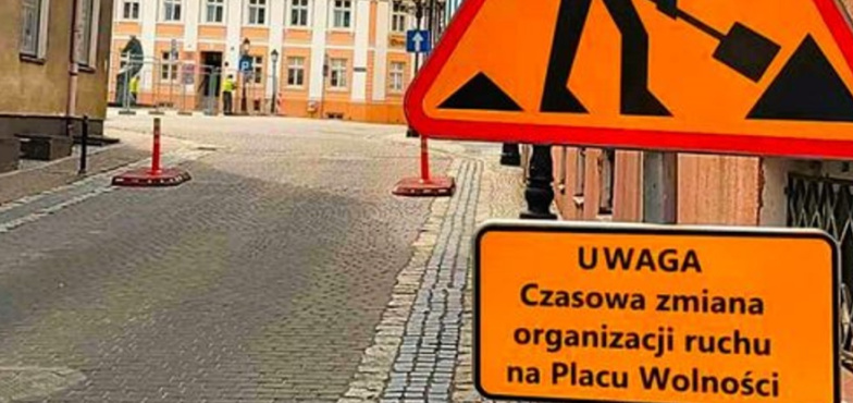 Barierki na placu Wolności. „W miejsce wyspy ciepła wyczarujemy tu Zielone Podwórko Miejskie”