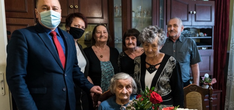 „Tych róż powinno być 105, ale pewnie nie zmieściłyby się tutaj”. Prezydent z życzeniami u najstarszej koninianki 
