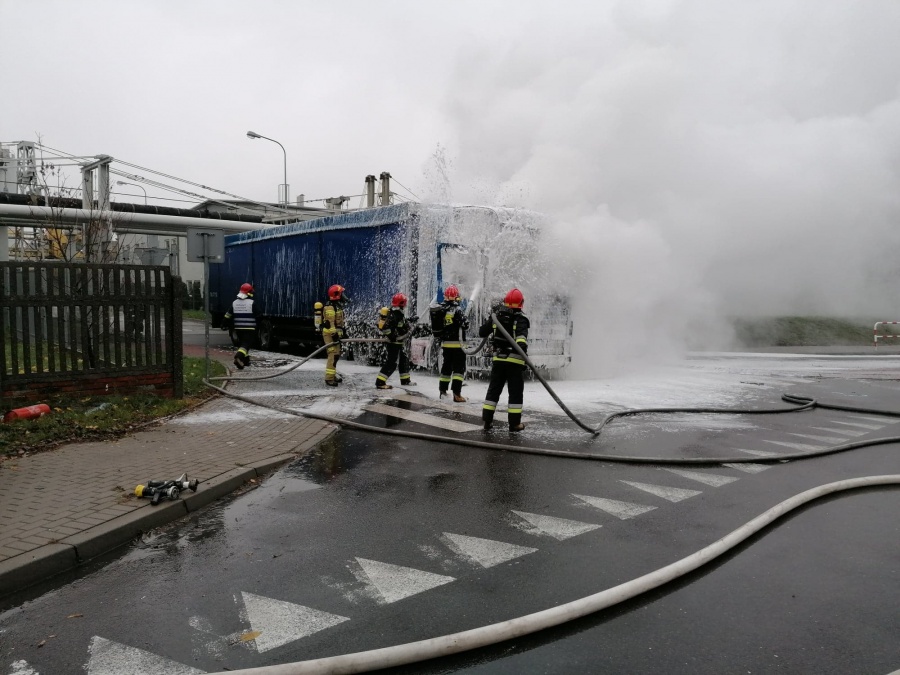 Strażacy gasili pożar TIR-a. Płonął przy wjeździe do elektrowni