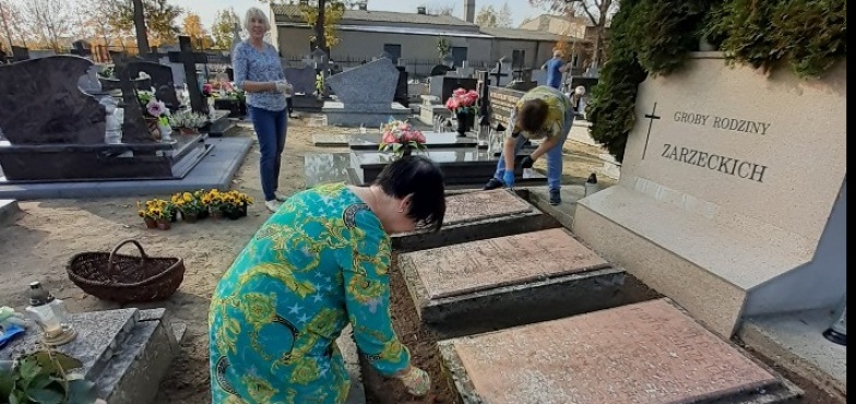 KRÓLESTWO GOSPODYŃ. Opiekują się grobem księdza i jego rodziców