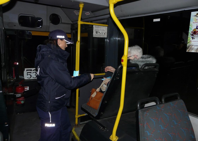 Policjanci rozdawali odblaski pasażerom autobusów. Kolejna akcja 