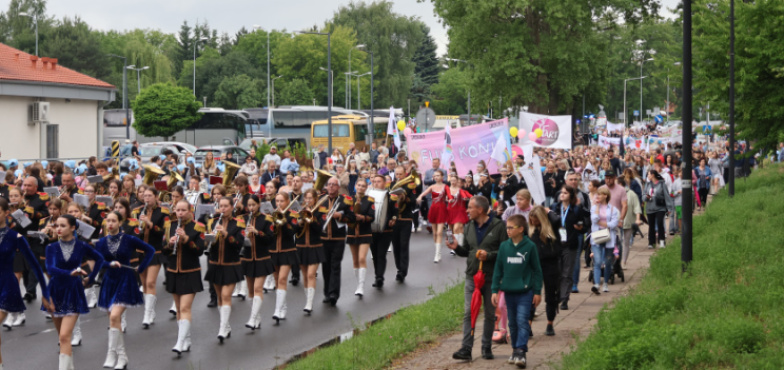 Barwny korowód ulicami miasta poprzedził koncert galowy dziecięcego festiwalu