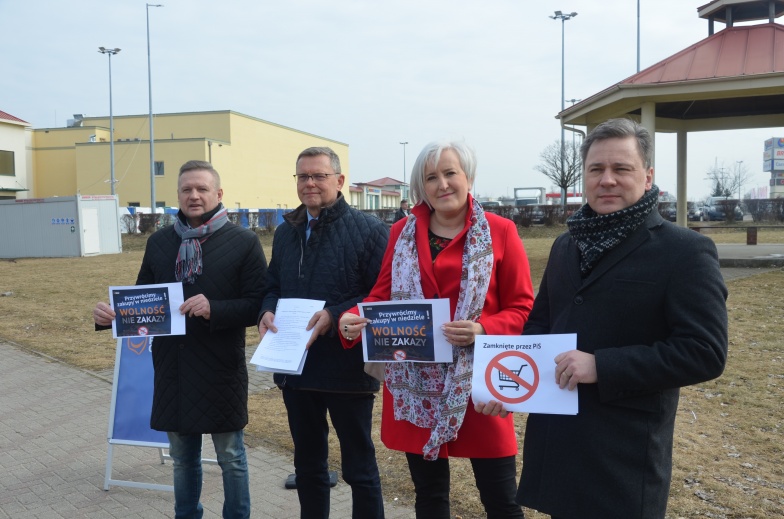 Nie zgadzają się na zamknięcie sklepów w niedziele. Właściciel nie chciał przedstawicieli partii na swoim terenie