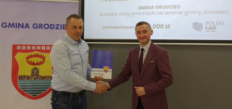 „To najdroższy kilometr drogi w historii gminy”. Wójt podpisał umowę z wykonawcą