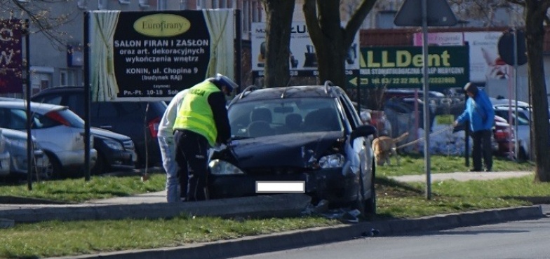 Uderzył w lampę i uciekł. Policja poszukuje kierowcy