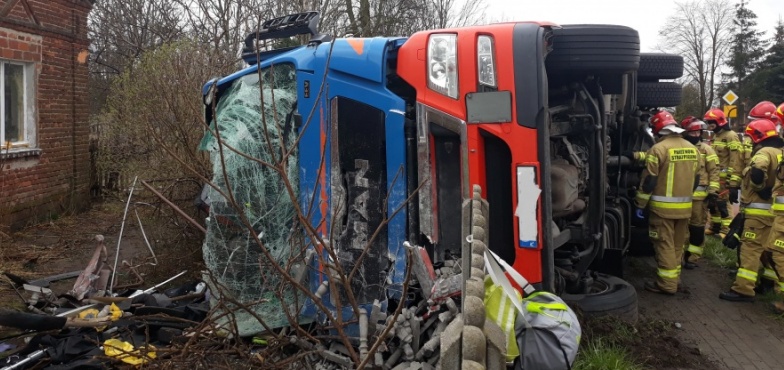 Ciężarówka przewożąca skóry wołowe zjechała z drogi i przewróciła się na posesji 