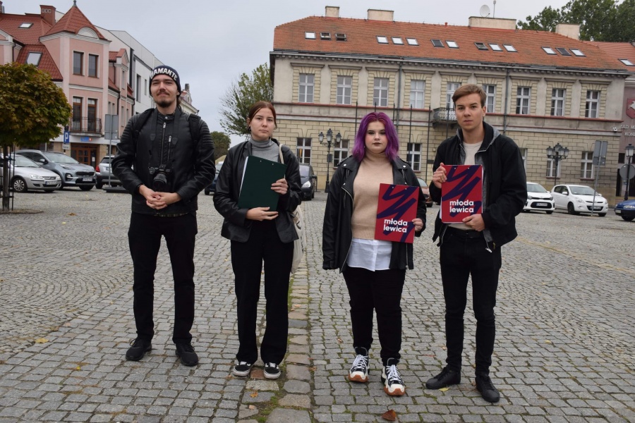 Zebrali ponad 1100 podpisów pod petycją do prezydenta w sprawie obniżenia cen biletów MZK i bezpłatnych przejazdów dla młodzieży  