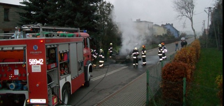 Pożar samochodu w Cieninie Kościelnym. Kierowca sam próbował opanować ogień