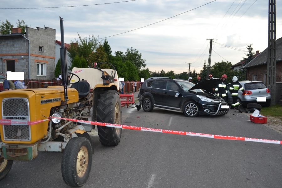 Wypadek w Osieczy. Zderzyły się dwa samochody osobowe i ciągnik