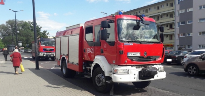 Przypaliła się potrawa na kuchni. Strażacy wchodzili przez okno