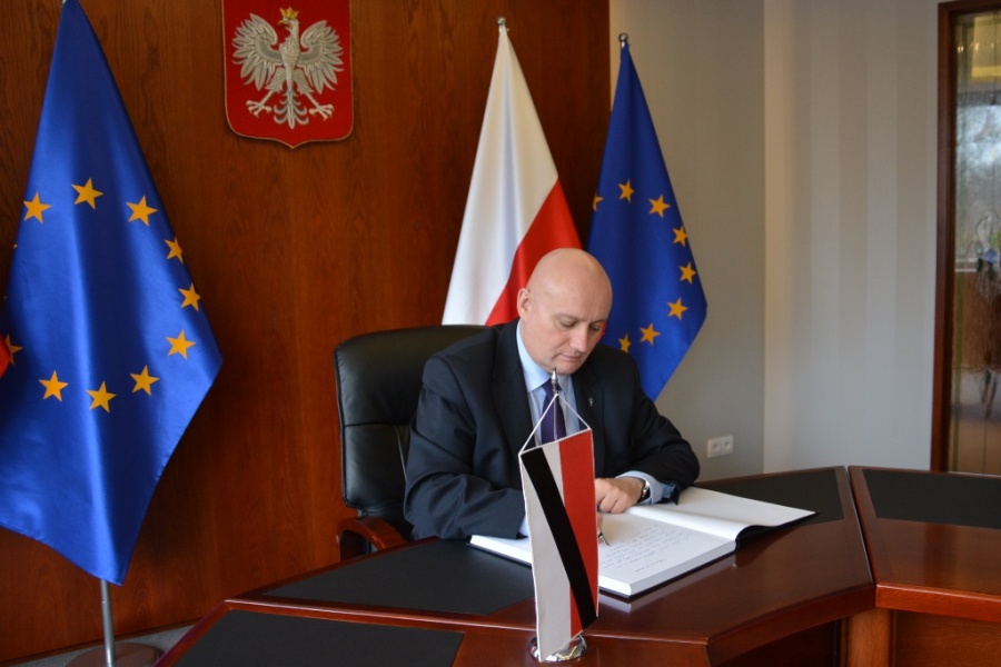 Wojewoda wpisał się jako pierwszy. Wyłożono księgę kondolencyjną po śmierci Jana Olszewskiego