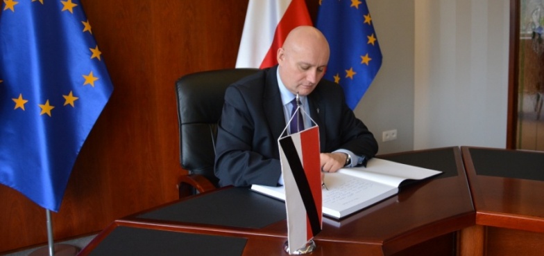 Wojewoda wpisał się jako pierwszy. Wyłożono księgę kondolencyjną po śmierci Jana Olszewskiego