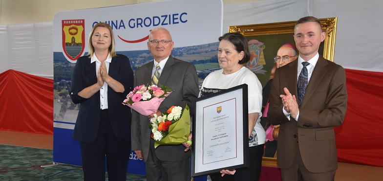 Tytuł „Zasłużony dla Gminy Grodziec” odebrała rodzina arcybiskupa Bronisława Dąbrowskiego. Mieszkańcy czekają na beatyfikację