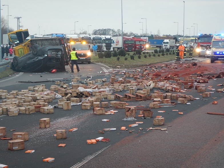 Beczki wysypały się na autostradę. Wypadek na A2