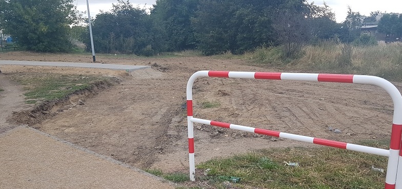 Miasto wykonało chodnik na swojej działce. A co z odcinkiem należącym do kolejowej spółki? 