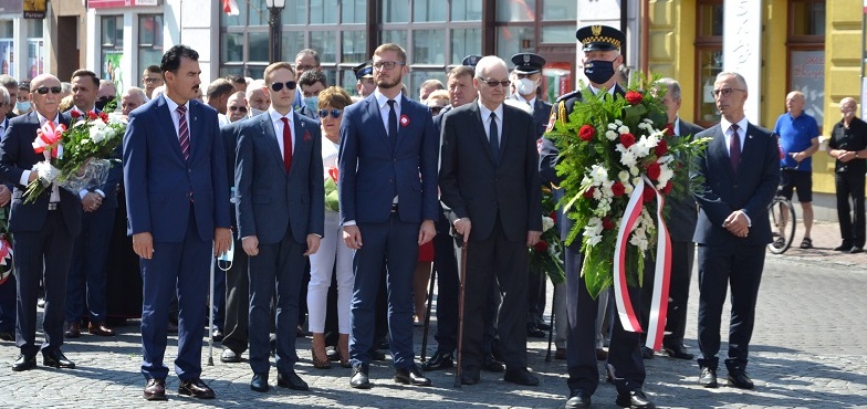 Msza i kwiaty pod pomnikiem marszałka Piłsudskiego. Uczczono 100. rocznicę Bitwy Warszawskiej