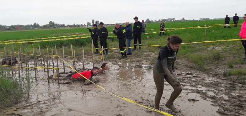 200 osób w morderczym treningu. Skakali i czołgali się w błocie