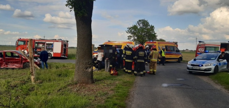 Zderzenie dwóch aut. Trzy osoby trafiły do szpitala