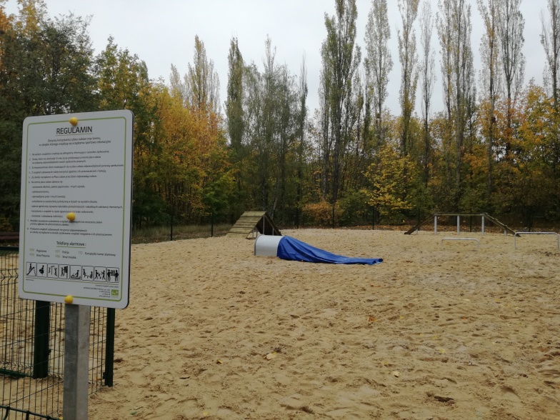 Wykonawca pomylił tablice. Mamy w Koninie plac dla zwierząt z zakazem wstępu dla… zwierząt 