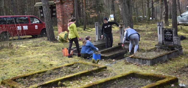 Przedświąteczna akcja sprzątania cmentarza ewangelickiego