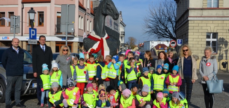 Przedszkolaki z „dwójki” owinęły szyję konia z placu Wolności ośmiometrowym szalikiem