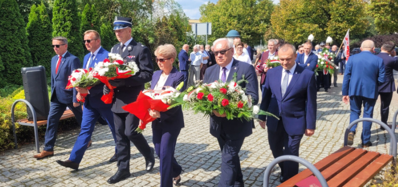 „Tylu ludzi przy tym kamieniu jeszcze nie widziałem”. Konińskie uroczystości 45. rocznicy podpisania Porozumień Sierpniowych 