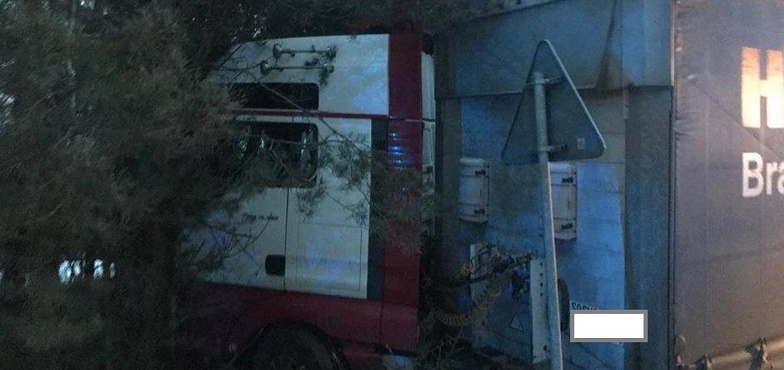 TIR wypadł z drogi, a kierowca zniknął z miejsca zdarzenia