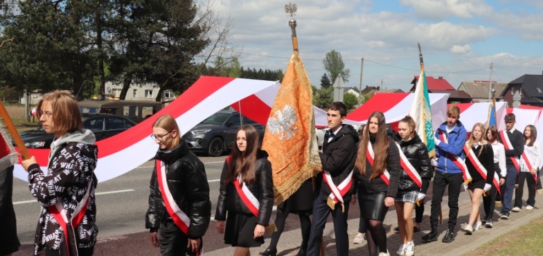 160-metrowa flaga podczas uroczystości rocznicowych. Niosło ją kilkadziesiąt osób 