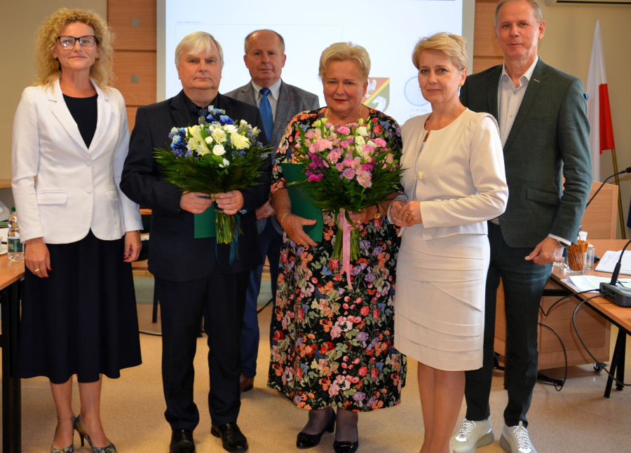 Dwóch dyrektorów szkół przechodzi na emeryturę. Na sesji dziękowano im za lata pracy