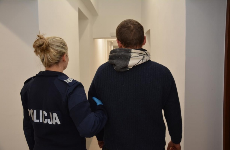 Policjanci zatrzymali podpalacza. Podłożył ogień na Dworcowej