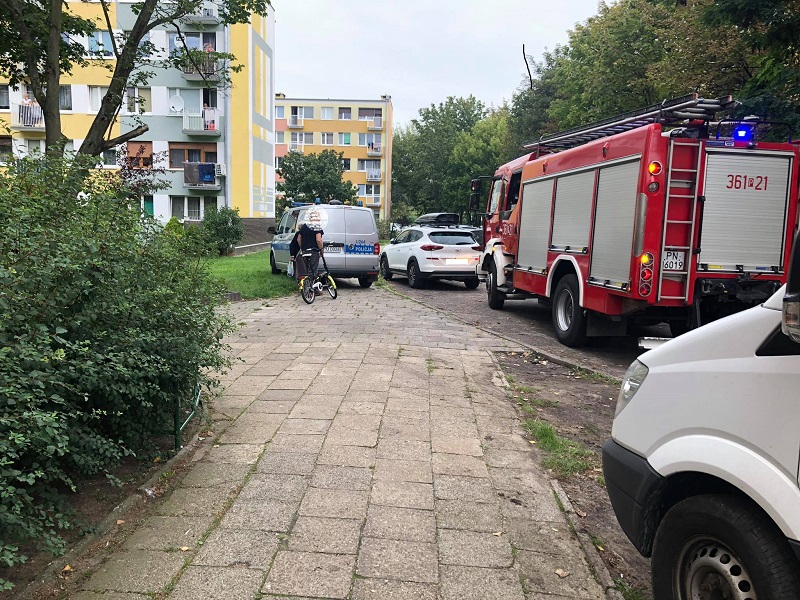 Wozy strażackie na ulicy Okólnej. Z okna wydobywał się dym