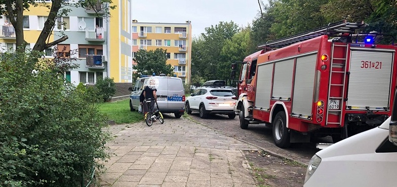 Wozy strażackie na ulicy Okólnej. Z okna wydobywał się dym
