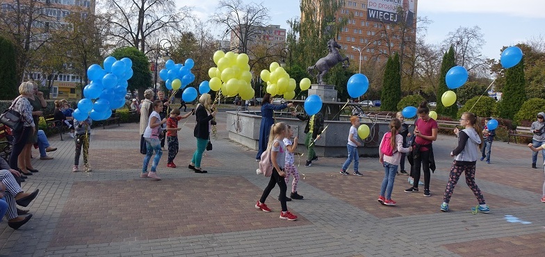 Plac przy Konińskim Domu Kultury to Skwer Przyjaciół Dzieci. Na 100-lecie TPD