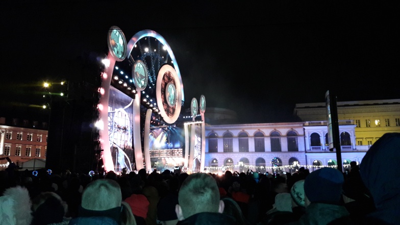 Fajerwerki konkurowały z pokazem laserów. Byliśmy na wielkim sylwestrze na placu Bankowym w Warszawie 