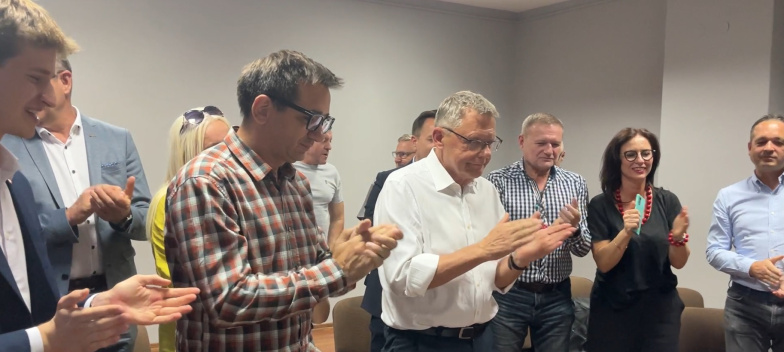 „Polska jest podzielona na pół”. Ostrożna radość w KO po sondażowych wynikach