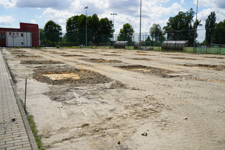Boiska sportowe w remoncie. Kiedy znów zabrzmi  gwizdek na stadionie?