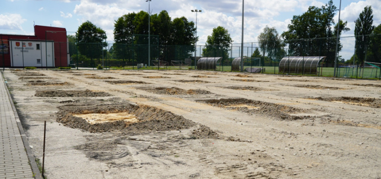 Boiska sportowe w remoncie. Kiedy znów zabrzmi  gwizdek na stadionie?